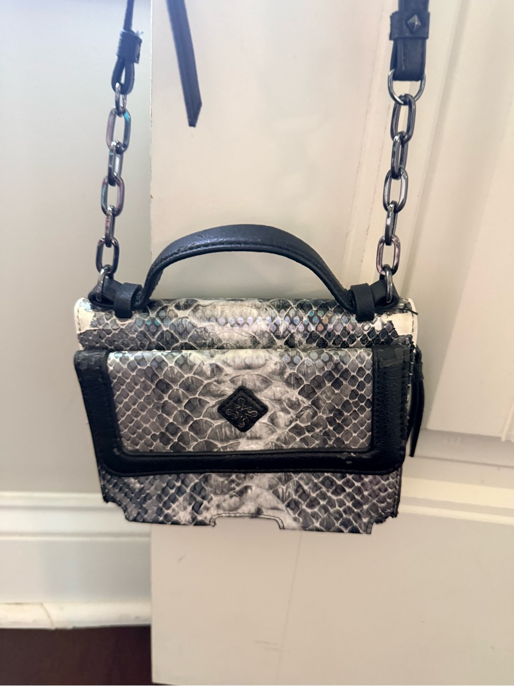 Simply Vera Vera Wang Black and Gray Snake-Print Mini Crossbody wallet